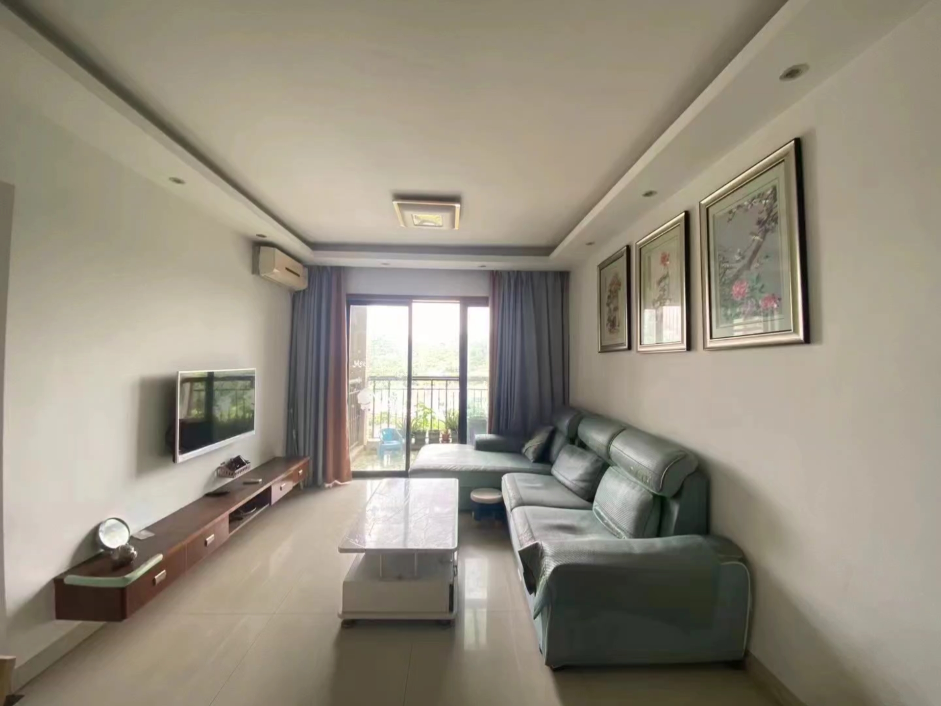 中海塞纳时光两房 客厅出阳台