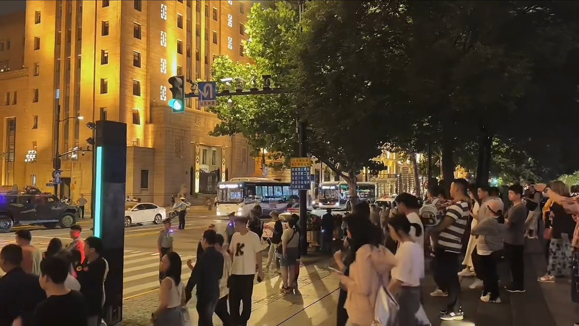 上班只为下班 下班只为上班 哪有什么一寸光阴一寸金 一百多块钱就能买我的一天