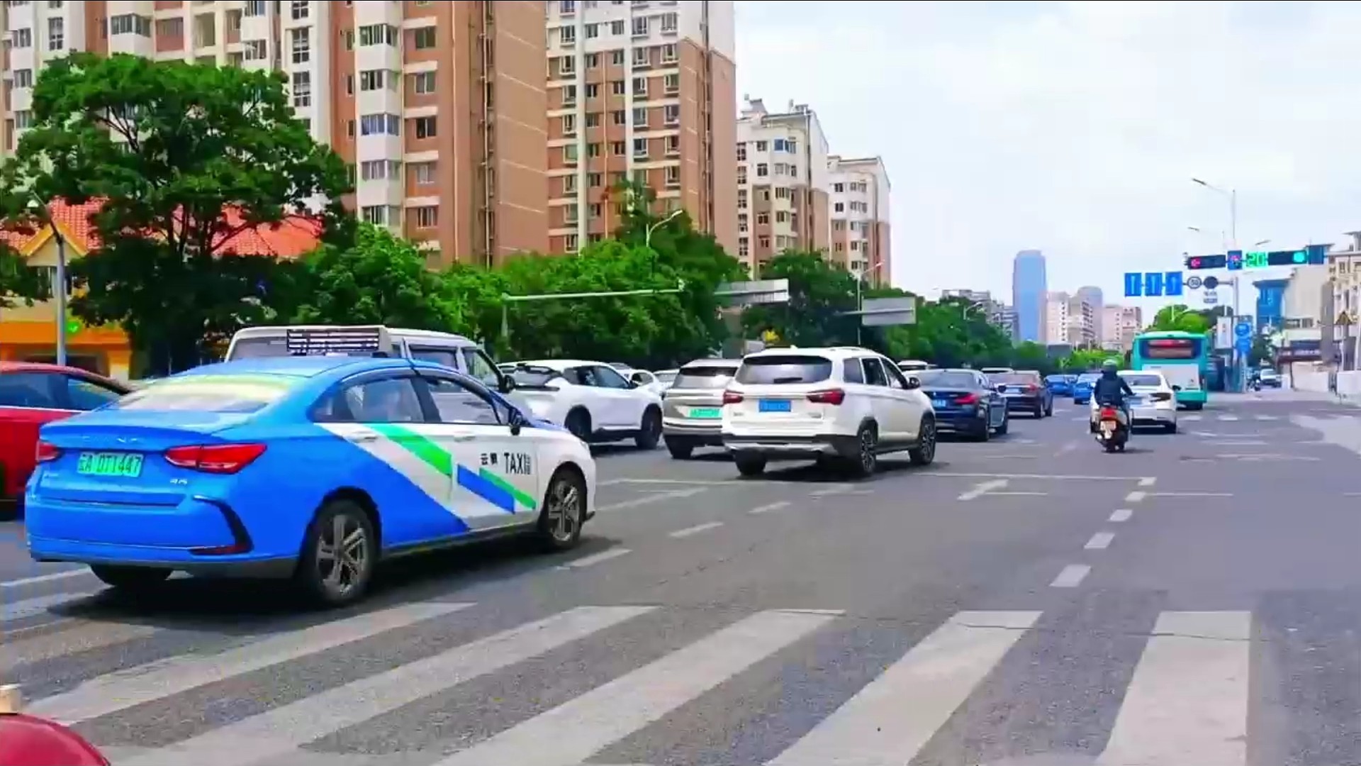 爱打死方向盘是个坏习惯。
车友的坏习惯是长期养成的，而长期打死方向盘，会增加汽车的方向助力泵损耗程度