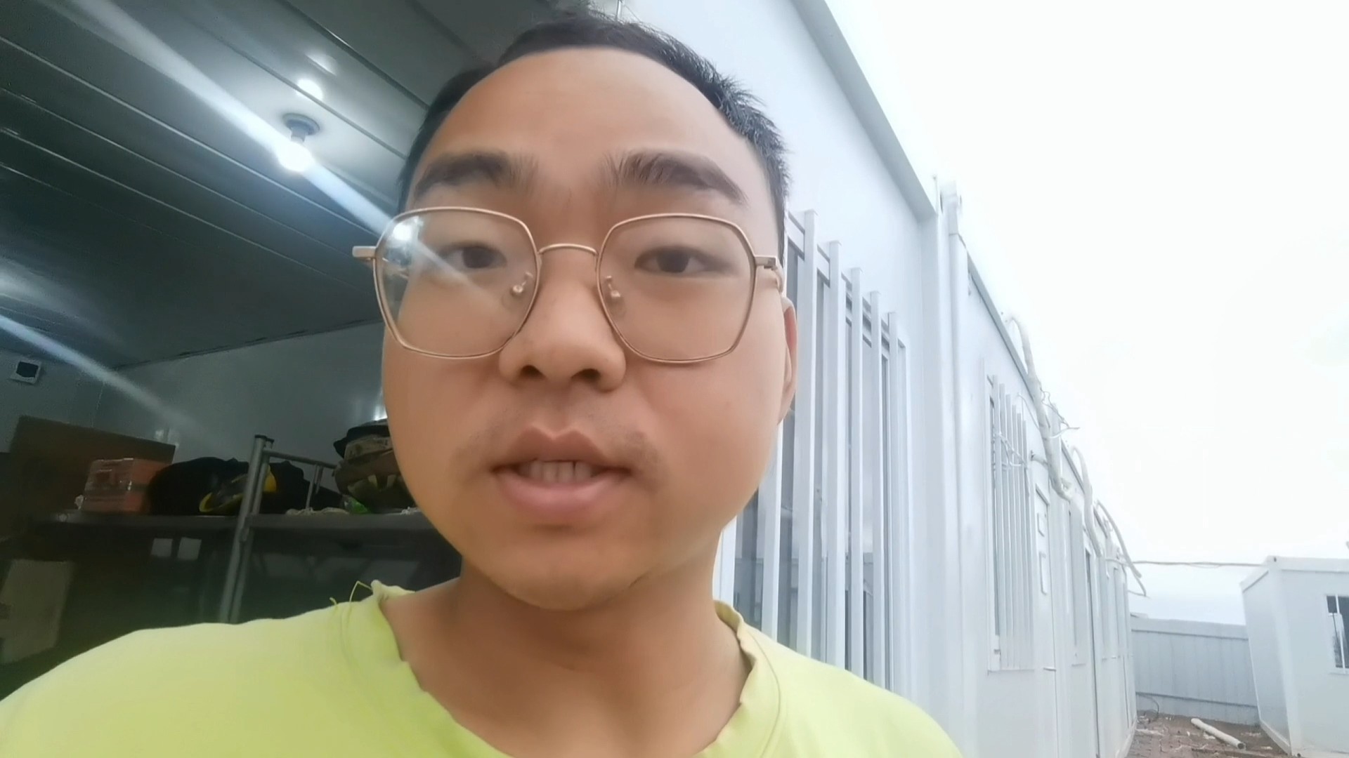 太饿了，馒头咔咔往嘴里送