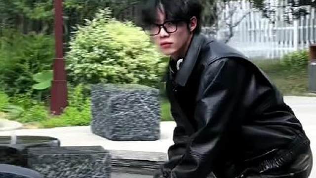 斬?cái)辔羧占湘i 今日方知我是我 #歌曲向陽自有花開#向陽自有花開你也會(huì)有人愛