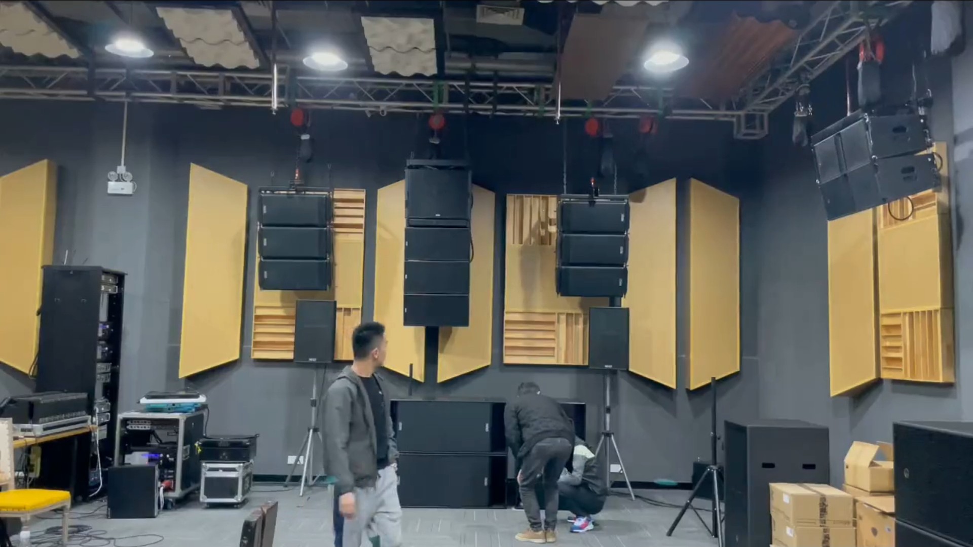 来感受我们体验馆的顶级音响系统