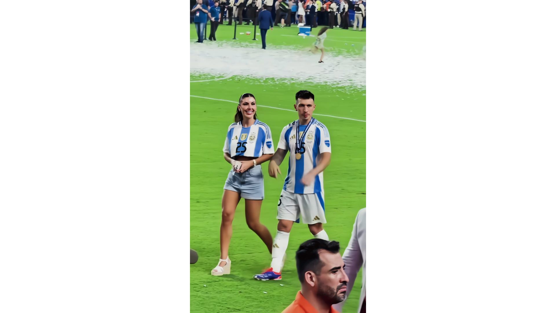 利桑德罗赛后和女友场上秀恩爱，给球迷送签名