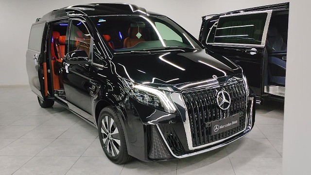 奔驰的威霆，这是一台高顶的，然后这台车子呢，高度是2米1，长度是5米三七，然后这台车呢，它是2.0T