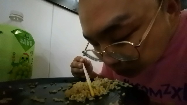 抵达新工地，来一份鸭腿炒饭补充一下碳水