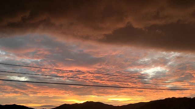 溪云初起日沉閣，山雨欲來(lái)風(fēng)滿樓。