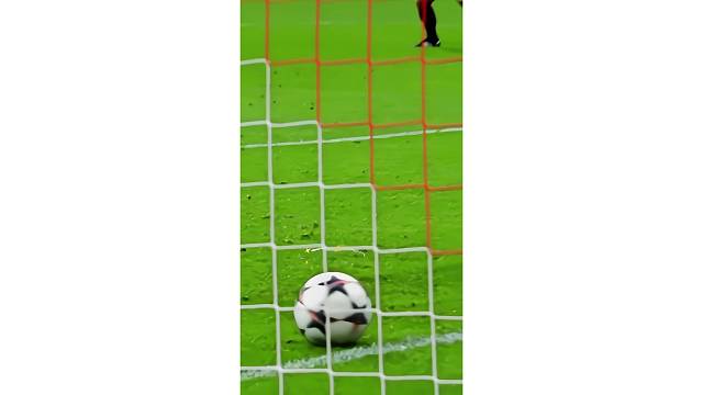 门将神奇一扑让足球停在门线上“跳舞”