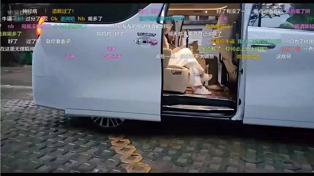 蟑螂王带着蟑螂仔给债主跪下