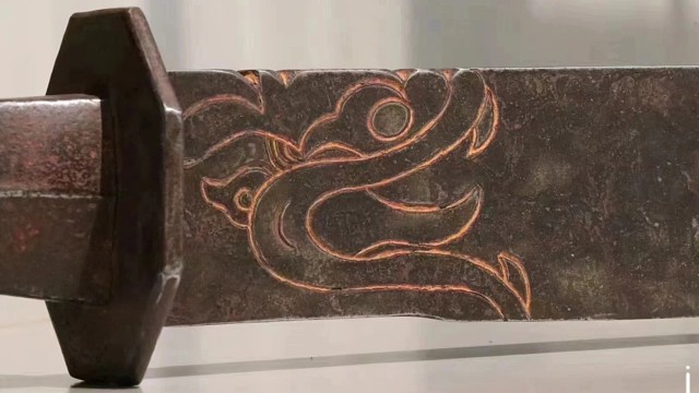 铁雕龙吞斩马刀