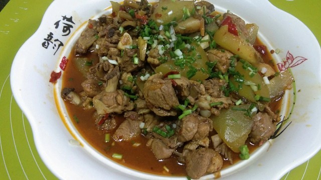 鸭肉不要总是用来烧魔芋，像这样用小奶瓜烧鸭，也是非常好吃的。