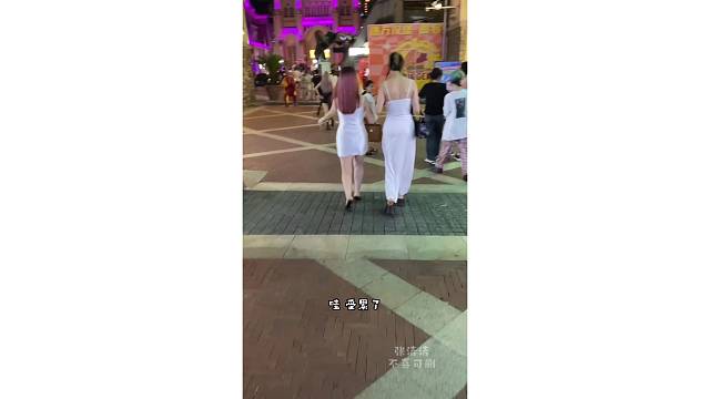 抓住一对气质小仙女