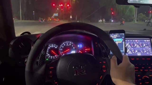 车是借的，钱是抢的，虎牙币是刷的。