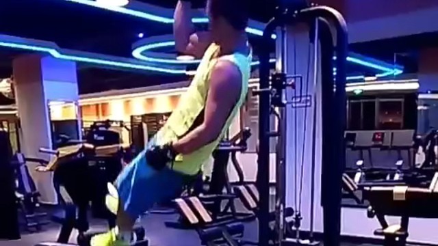 單臂引體三個