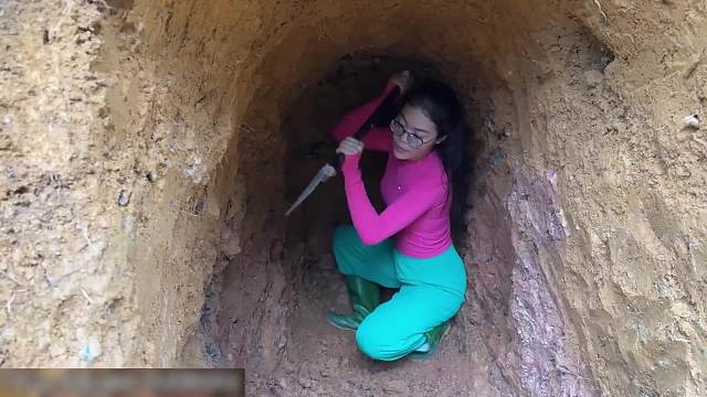 女人徒手將大山挖空并獨自居住在里面