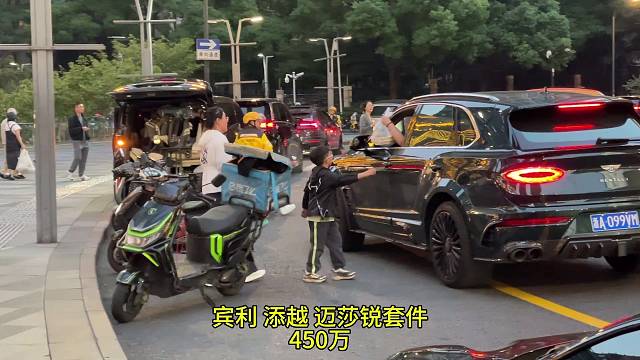 坐在賓利車里的少爺有什么煩惱呢？爸爸的賓利添越邁莎銳套件很霸氣，兒子的煩惱也許就是書包太重了吧！#賓