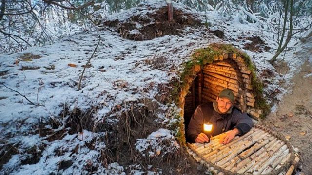 暴風(fēng)雪來襲，小伙獨自一人荒野生存，為躲避極寒之夜，在地下建造臨時庇護(hù)所