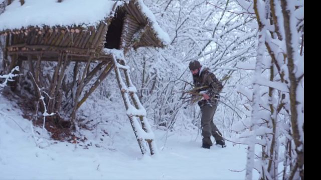 暴風(fēng)雪來襲，小伙獨自一人荒野生存，為躲避極寒之夜和野獸襲擊，就地取材搭建臨時庇護所