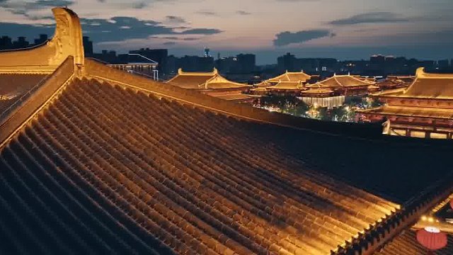 當(dāng)下心情激昂，深感激動(dòng)，憶發(fā)展曲折歷程。