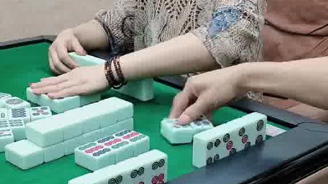 哦吼！小姐姐列牌玩大了社？