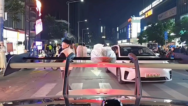 麻辣龍蝦放在Gt3rs尾翼上跑一路是真的穩(wěn)