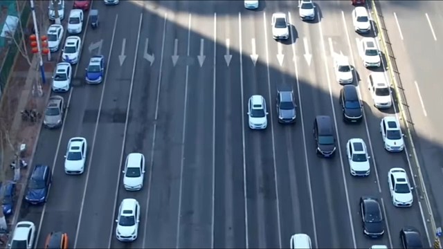 雙向24車道也會堵車