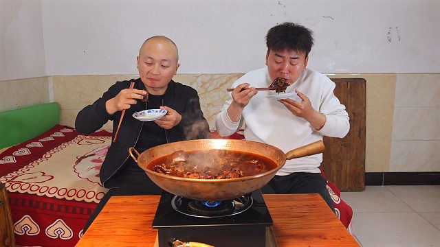 570買了20斤牛尾，今天銅鍋牛尾火鍋，嘎嘎香