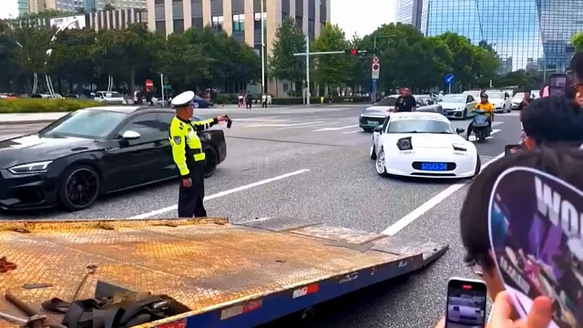 交警叔叔∶賣萌也沒用，這車你不上也得上[捂臉]