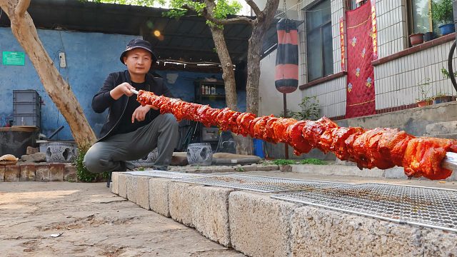300買(mǎi)了9斤羊肉，只穿一串羊肉，三個(gè)人抬著吃，巨過(guò)癮