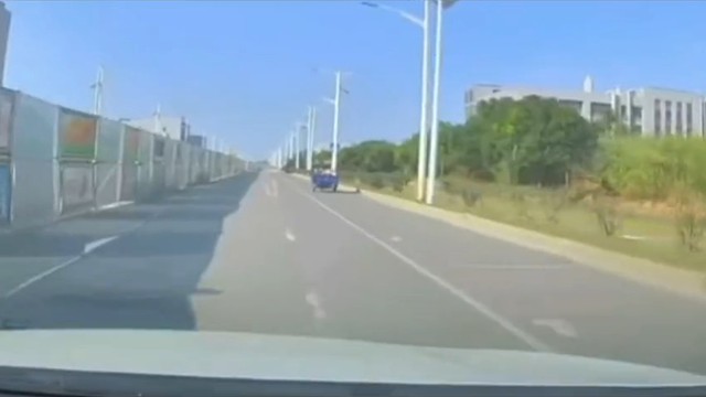 你是不是以為按了喇叭，打了轉(zhuǎn)彎燈別人就必須讓你？？？