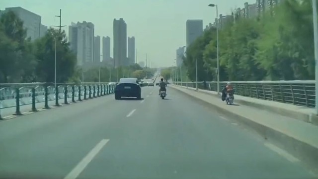 有電動(dòng)車道不走非要走機(jī)動(dòng)車道
