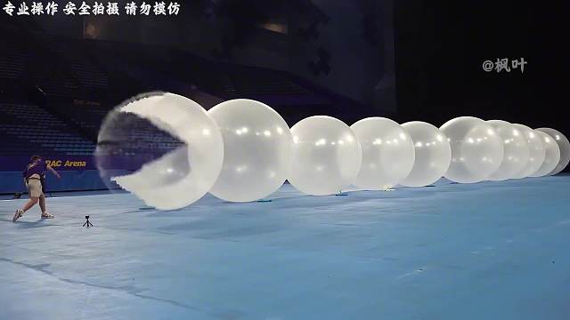 挑戰(zhàn)一次性扎破10個大氣球！