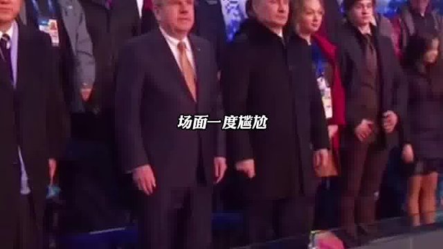 在開幕式上五環(huán)因意外變成四環(huán)在隨后的閉幕式上東道主敢于自嘲用獨(dú)特的幽默贏得了全場(chǎng)掌聲