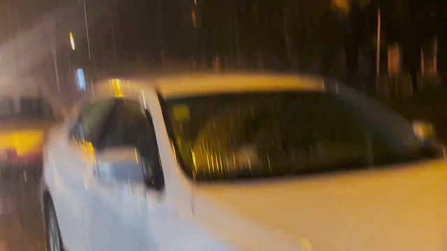 雨還在下  像在說話