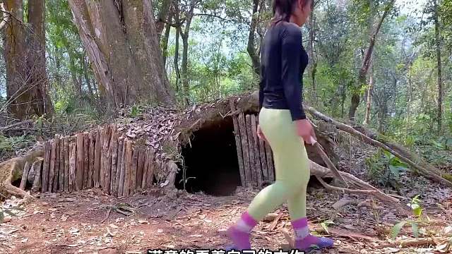 在百年大樹下搭建庇護(hù)所，野生男人的突然到訪