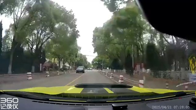都?jí)蝾^鐵的，一個(gè)直行十字路口打死不減速，一個(gè)強(qiáng)行左轉(zhuǎn)根本不管直行