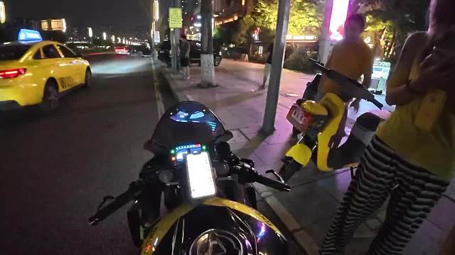路邊偶遇機(jī)車小哥帶大家體驗(yàn)一線重慶江景