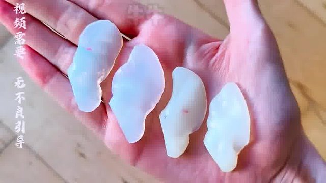 大妹子將硅膠塞進(jìn)鼻子里，是假襪掉出來(lái)了嗎