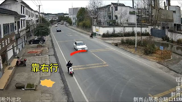 這咋沒人說剎車燙腳了呢？這幾臺(tái)車，但凡有一個(gè)踩踩剎車，電動(dòng)車都過去了，可就是沒有人愿意讓，肇事那個(gè)黑