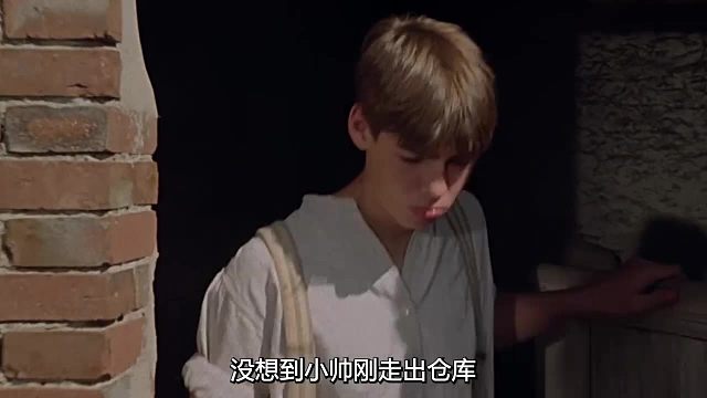 小保姆被卡在狗洞里，男孩剛想上前營(yíng)救，當(dāng)場(chǎng)被眼前的一幕驚呆！