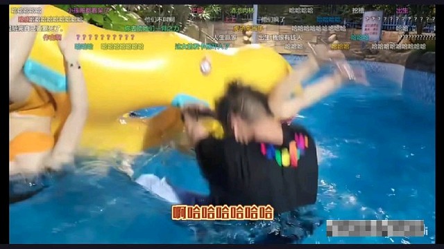 把兩個(gè)小姐姐整落水了，真出生啊！