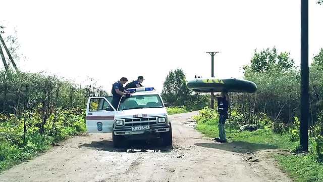 4救援被高壓電困在水中的釣魚佬