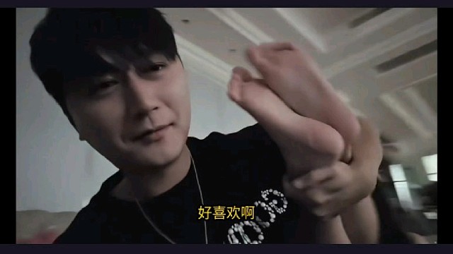 【小酷】小酷抱著小姐姐的腳說好喜歡，真BT！