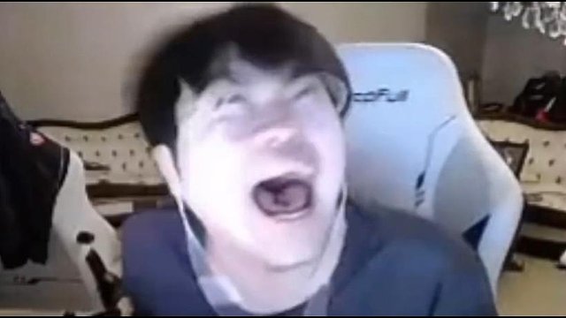 姿态 Letme Xiaohu Ming Wei团建海克斯大乱斗，最后小虎刷不到伤害急惨了，直接沦为大凯子