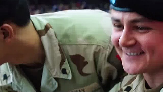 男人只是無意間說了句場上表演的妹子一個比一分由沒想到身后的大兵就突然勒住他的格拉崩