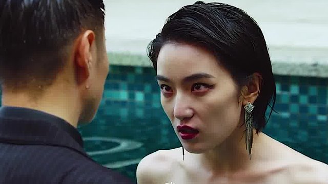 壓迫感爆棚的小姐姐，這眼神不比小鮮肉狠？？