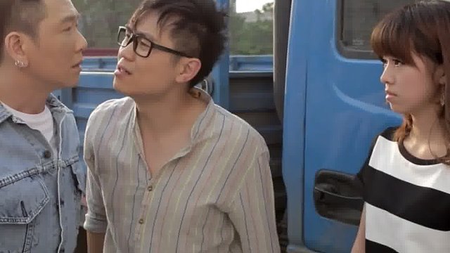 這就是管閑事的后果 無關無辜的挨個大逼斗 哈哈