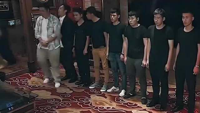 小伙第一天實習(xí)，憑一段舞蹈拿下客戶