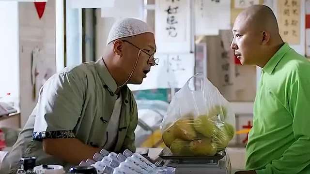 拿水果喂雞，這得是啥家庭