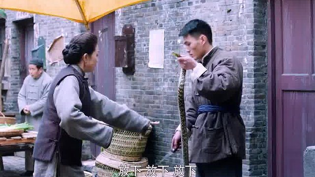萬物皆有靈！老奶奶救蛇一命，蛇護(hù)老奶奶一世！太感人了！