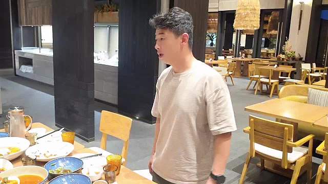 王京大方展示傲人身材